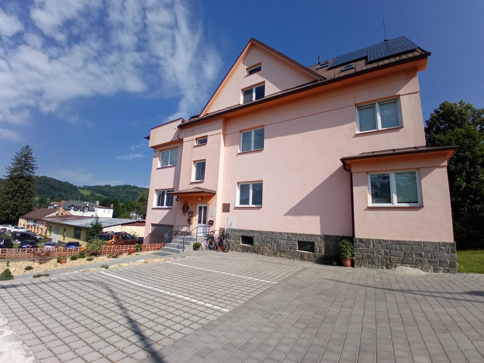 Vila U Parku Есеник Экстерьер фото